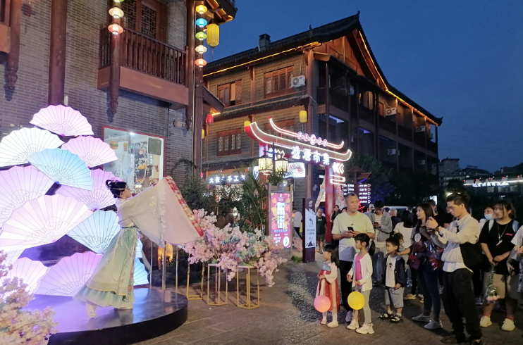 端午假期普洱“盛唐市集”人气旺