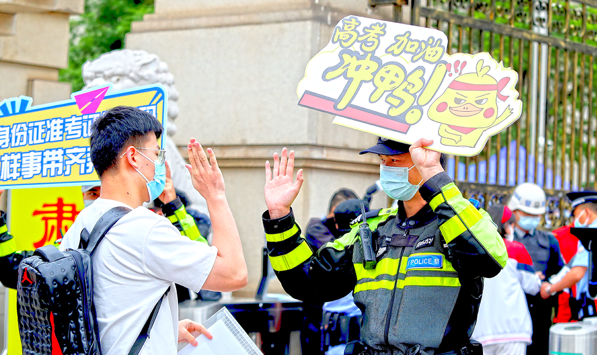 同学们加油！警察叔叔为你们高考护航