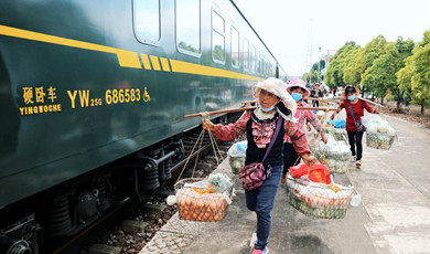 ဤ “အနှေးရထား”ပေါ်မှာ အလတ်ဆတ်ဆုံးသော အသီးအနှံများနှင့် တောရိုင်းမှိုများ ဝယ်ယူနိုင်