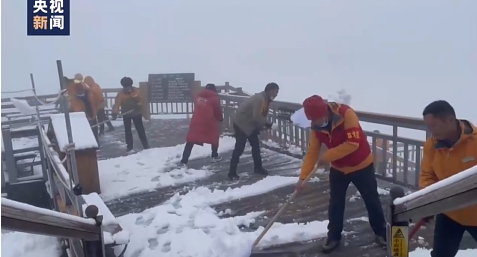 罕见！云南丽江玉龙雪山六月飞雪