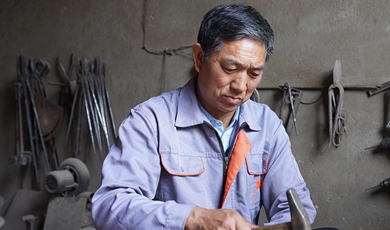 Copper smith passes on craftsmanship in Mouding