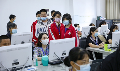 参观高考评卷现场的考生和家长代表：高考评卷非常严谨