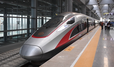 Asia's largest passenger railway hub starts operation in Beijing