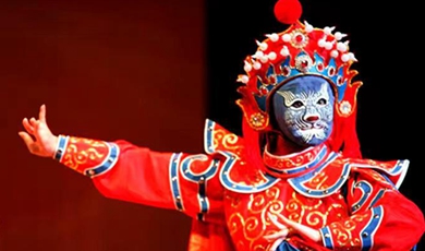 Young man goes viral with Sichuan Opera