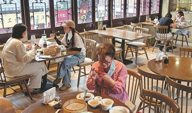 Shanghai diners savor resumption of service