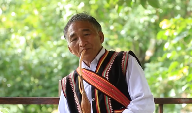 Lahu man passes on Lusheng dance