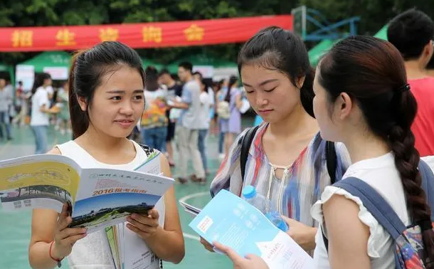 过半受访高考生报志愿更看重就业前景和院校名气