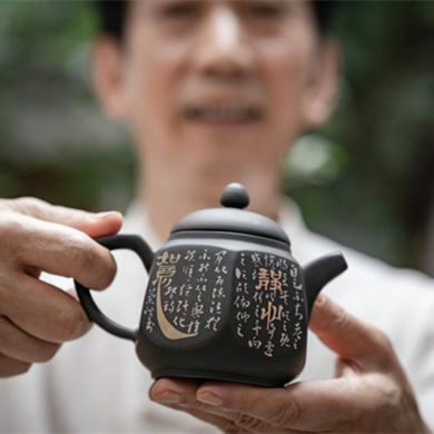 Craftsman carries forward traditional pottery making technique