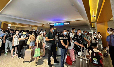 Số lượng hành khách một ngày tại ga Tây Song Bản Nạp của đường sắt Trung Quốc-Lào “phá vỡ” 10.000 người