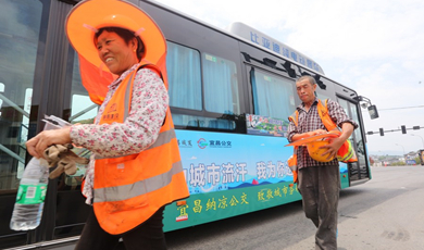 Air-conditioned buses offer outdoor workers relief from searing heat