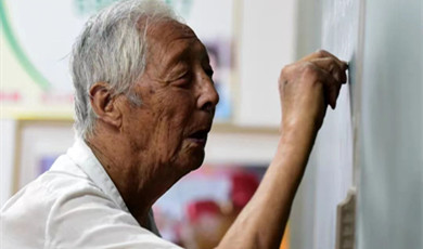 အသက် ၉၅ နှစ်အရွယ်ရှိ ဆရာနှင့် သူတည်ဆောက်ခဲ့သည့် မိဘနှင့်ဝေးနေသော ကလေးများအတွက် အိမ်