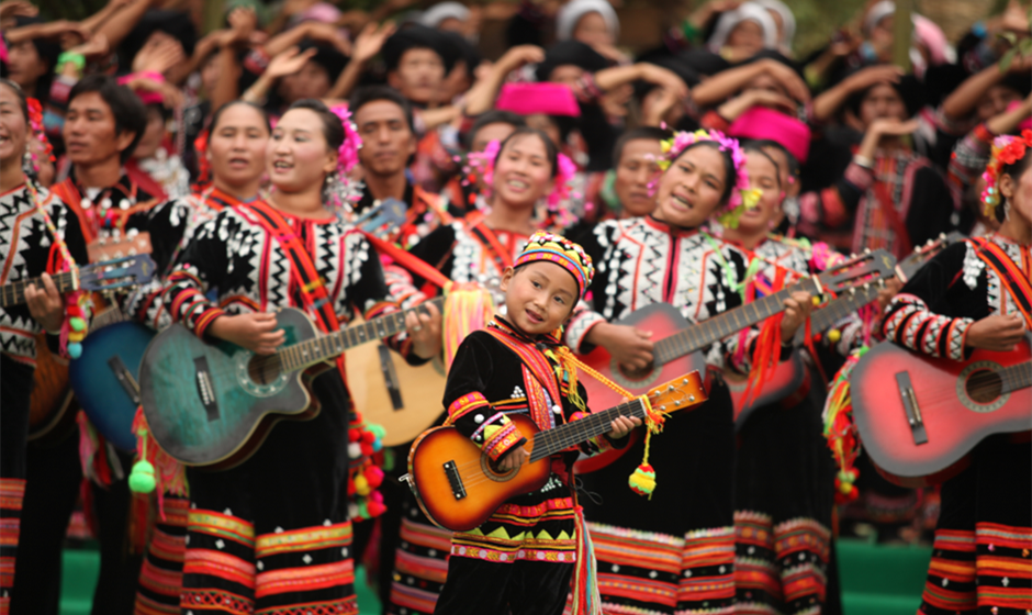 Pan enjoys the music of Lahu people in Laodabao