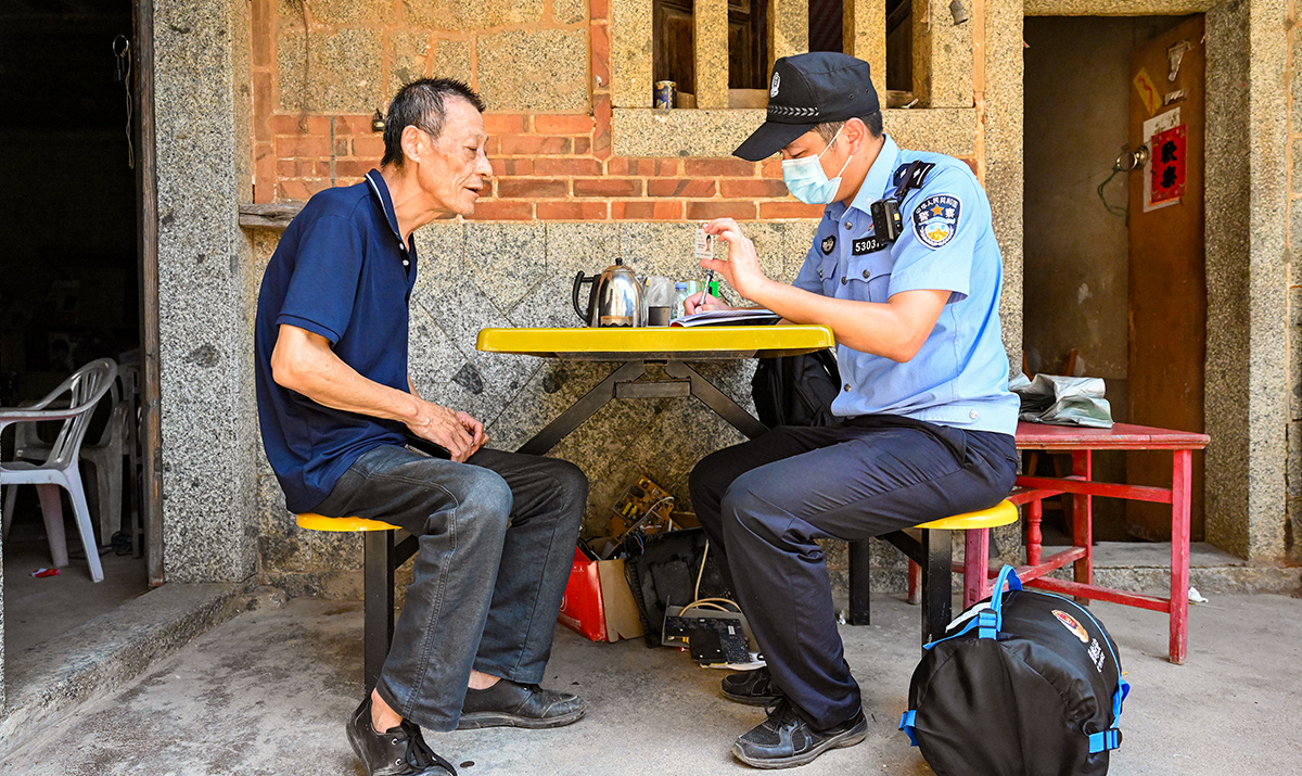 海岛上的“睡袋民警”
