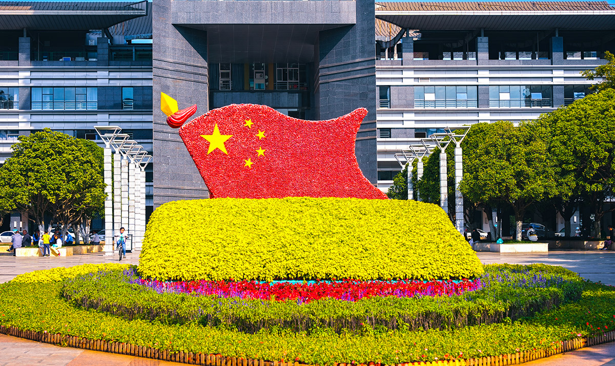 五星红旗飘扬，国庆氛围渐浓