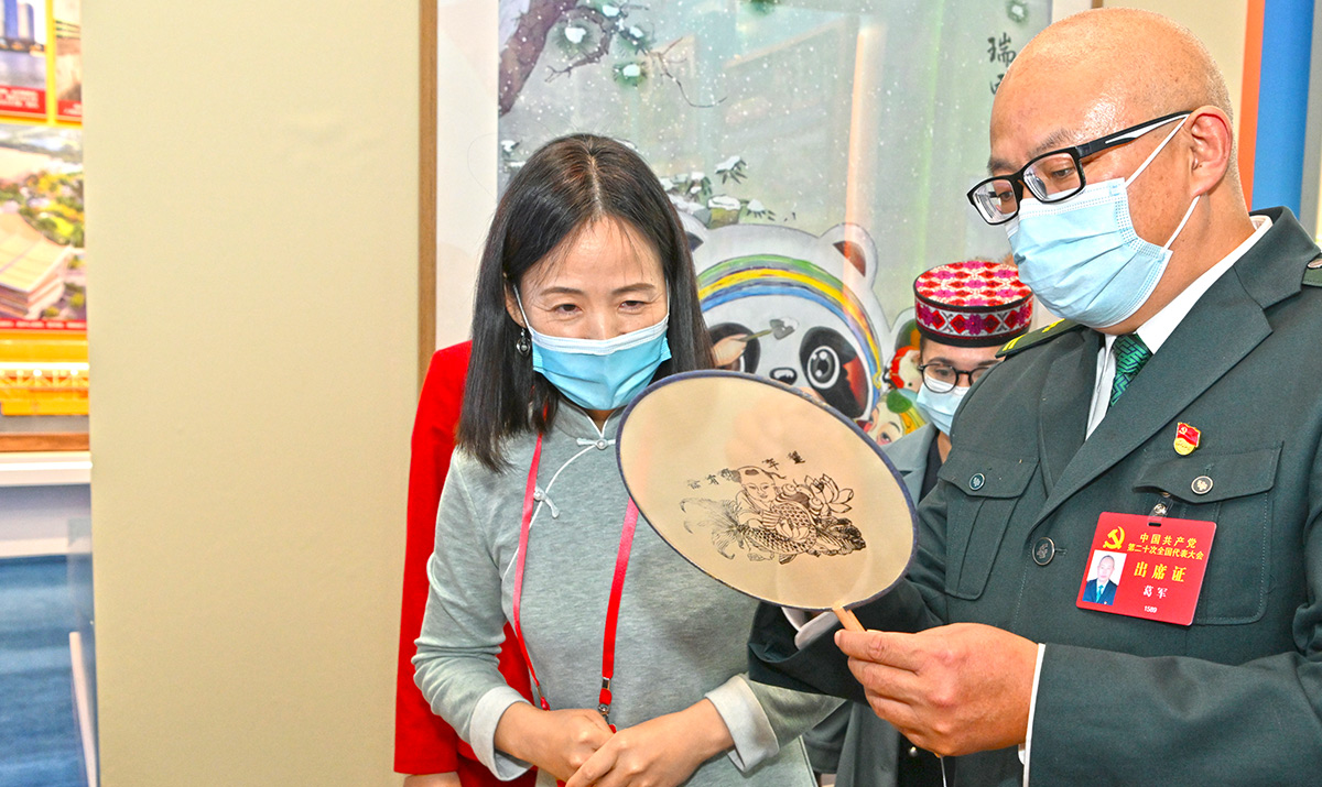二十大进行时丨感悟非凡成就 汲取前行力量——党的二十大代表参观“奋进新时代”主题成就展