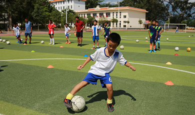 တရုတ်-မြန်မာနယ်စပ်မှ လူငယ်များ၊ ဘောလုံးကစားကြရအောင်