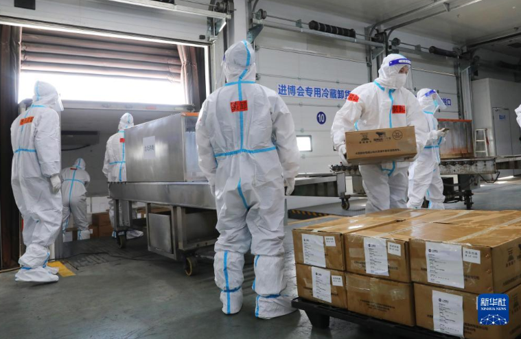 第五届进博会首批进口冷链食品展品抵达总仓