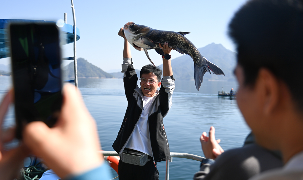 浙江：千岛湖巨网捕鱼迎丰收