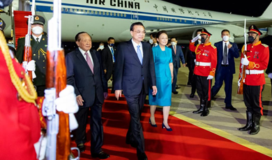 Chinese premier arrives in Phnom Penh for leaders' meetings on East Asia cooperation