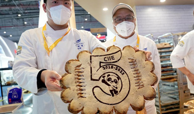 CIIE | နိုင်ငံအသီးသီးမှ စားကောင်းသောက်ဖွယ်များ တရုတ်အပြည်ပြည်ဆိုင်ရာ သွင်းကုန်ကုန်စည်ပြပွဲတွင် ပြသ