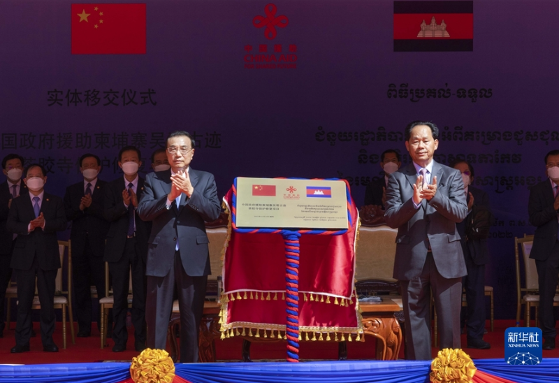 李克强参观中柬文化遗产交流合作30年成果展并出席文物修复移交仪式