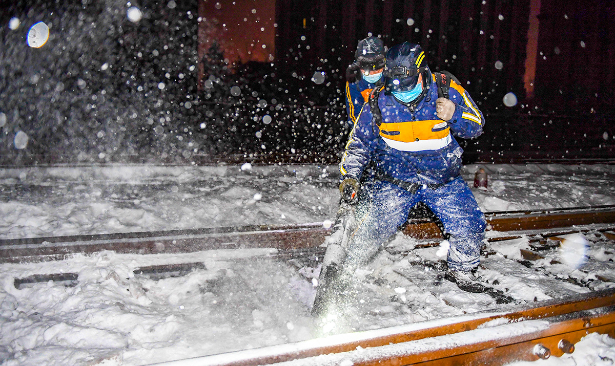 冬夜除冰雪 列车保安全