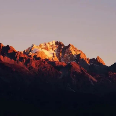 Go Deep in Lijiang: Golden sunrise at Yulong mountain