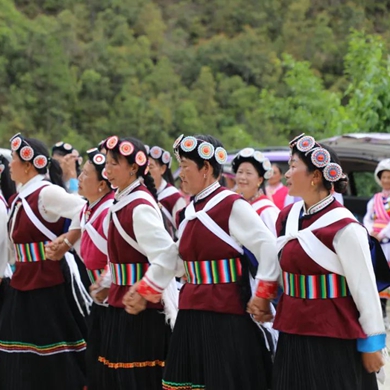 Go Deep in Lijiang: Zhang keeps on making Naxi costume