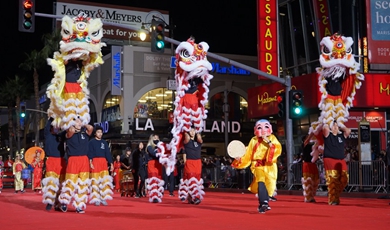 Chinese cultural elements shine in Hollywood's 90th iconic Christmas parade