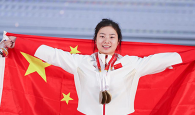 Vận động viên Trung Quốc Bùi Hâm Y 17 tuổi giành 3 huy chương vàng tại Giải vô địch cử tạ thế giới