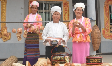 Dai villagers inherit bamboo weaving in Puer