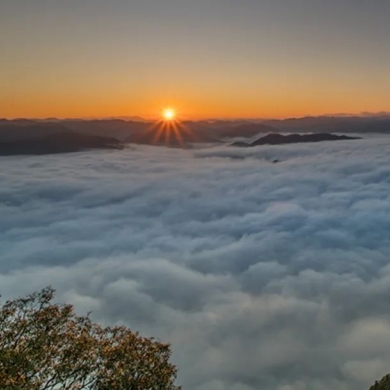 In the inland province of Yunnan, watch a sea of... clouds!
