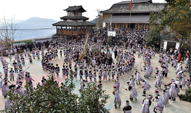 တရုတ် ကွေ့ကျူးပြည်နယ်မှ မျောင်လူမျိုးများသည် ပွဲထိုင်ဝတ်စုံများဖြင့် နှစ်သစ်ကူးပွဲတော်ကို နွှဲပျော်