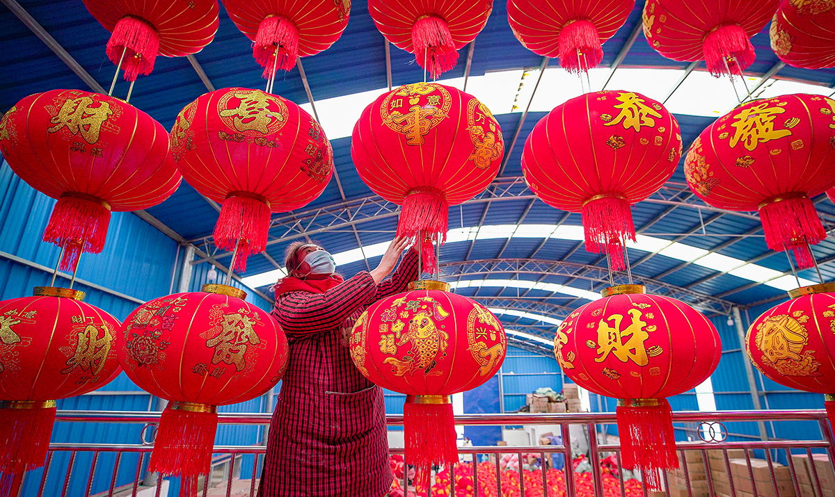 赶制灯笼迎新年