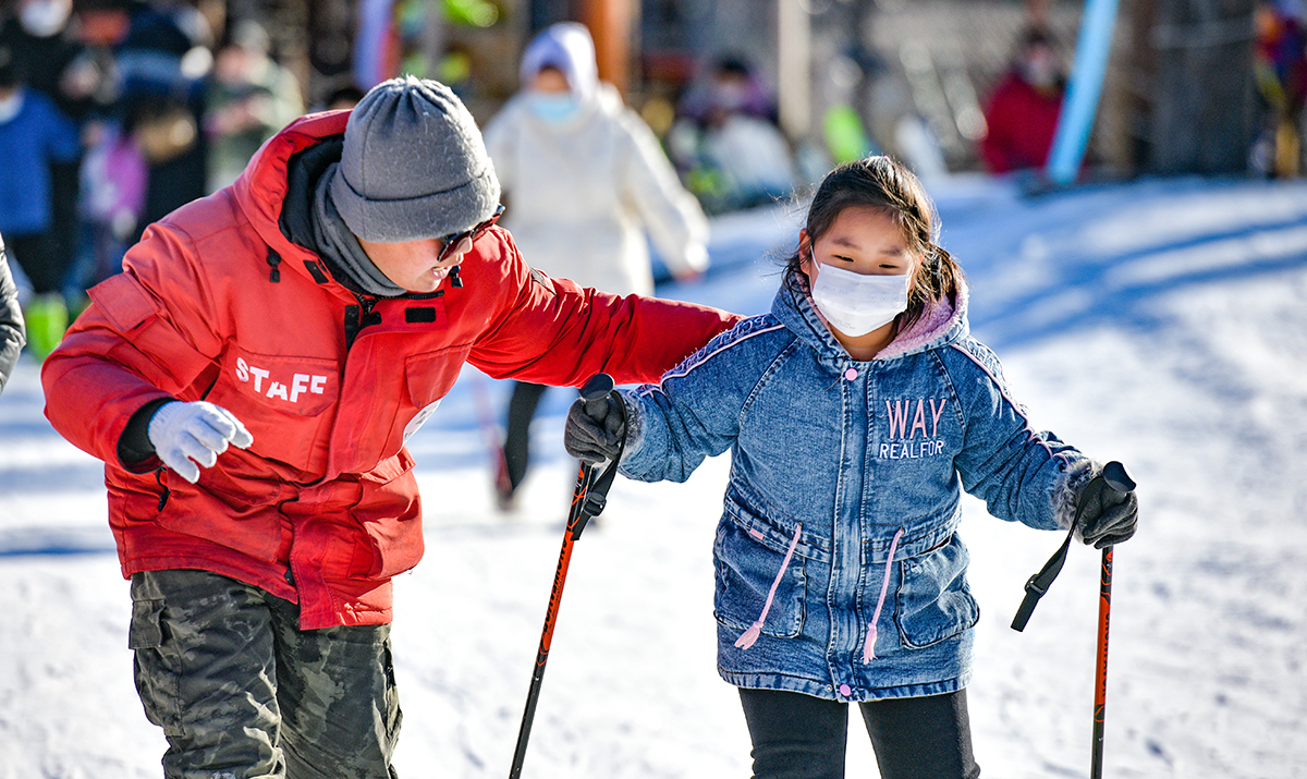 “Tuyết băng giá” thắp cháy người dân tham gia phong trào thể thao băng tuyết