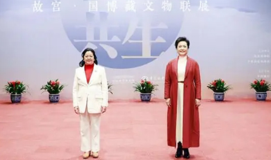 Phu nhân Bành Lệ Viên cùng Phu nhân Tổng thống Phi-li-pin Louise Araneta-Marcos cùng tham quan Bảo tàng Quốc gia Trung Quốc