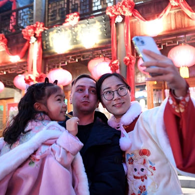 Soaking up Chinese New Year atmosphere in ancient town of China's Luoyang