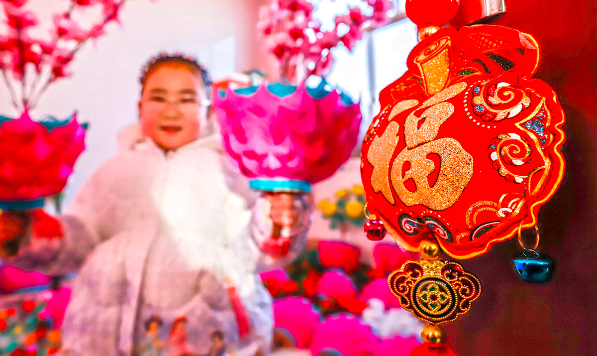 赶制传统跑花灯迎元宵