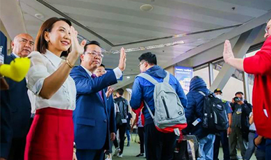 Bộ trưởng Phi-li-pin tổ chức lễ đón du khách Trung Quốc tại sân bay