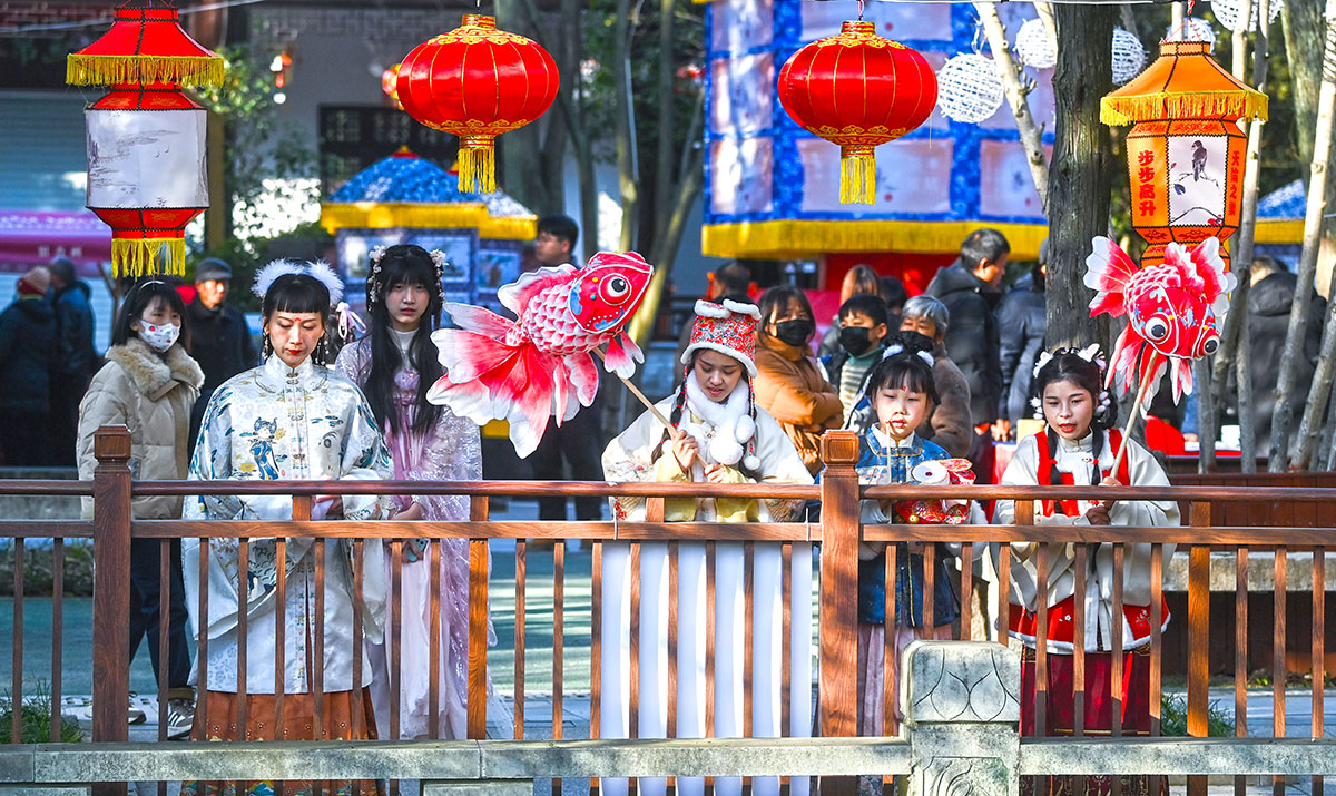 江南古镇百年元宵民俗“鳌山灯会”亮灯