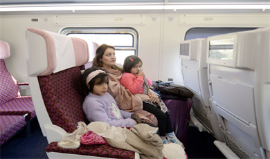 တရုတ်နိုင်ငံမှ တင်သွင်းသော ခရီးသည်တင်ရထားများ ပါကစ္စတန်နိုင်ငံ၌ စတင်လည်ပတ်