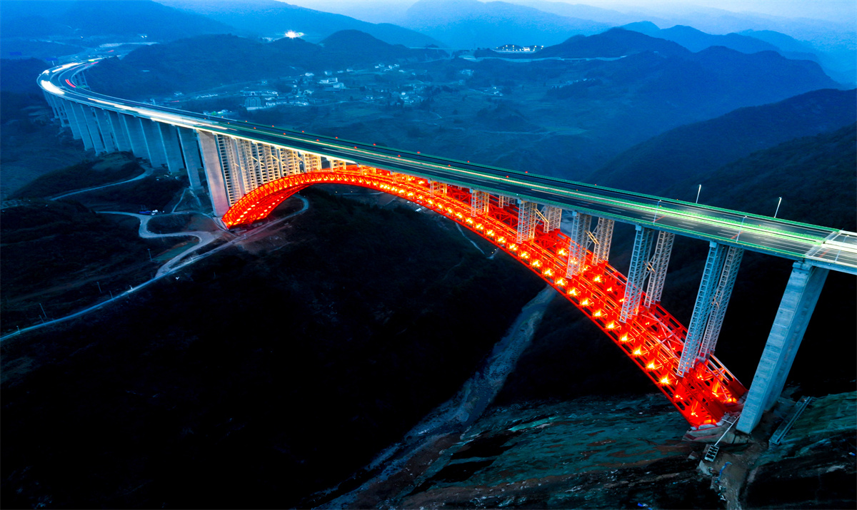 “တရုတ်နိုင်ငံ၏လမ်းတံတားပြတိုက်”ဖြစ်သောကွေ့ကျိုးပြည်နယ်က တာ့ဖားလျန် အထူးတံတားကြီး