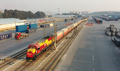 Chuyến tàu vận tải đường sắt khứ hồi trên toàn đường“Trung Quốc-Lào -Thái Lan” khởi hành lần đầu tại Côn Minh