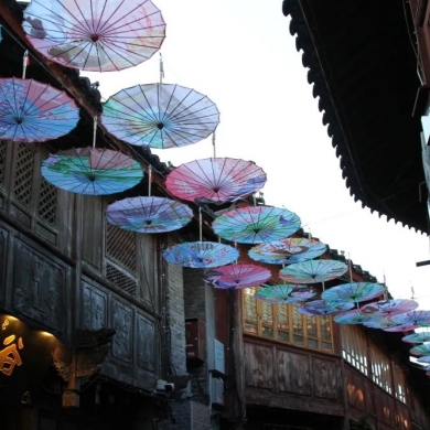 Go Deep in Lijiang: Oil-paper umbrellas replaced by new ones