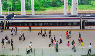 တရုတ်-လာအို မီးရထားလမ်းတွင် ခရီးသွားလာမှုနှင့် ကုန်စည်ပို့ဆောင်မှု ပမာဏတိုးများလာ