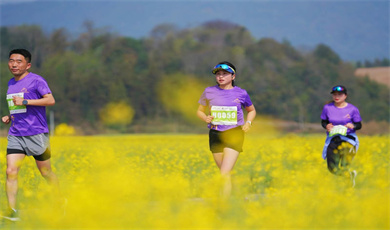 တရုတ်-မြန်မာနယ်စပ်ရှိ ဟုဆားပန်းပင်လယ်မာရသွန်ပြိုင်ပွဲတွင် အပြေးသမား ၁၃၃၈ ဦး ပါ၀င်ယှဥ်ပြိုင်ခဲ့