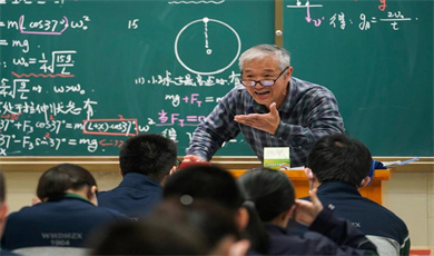 တုန်လှုပ်ဖွယ်ရာ သင်ကြားပို့ချရေးပြင်ဆင်ချက် စာလုံးရေပေါင်း ၄ သန်း လက်နဲ့ ရေးခဲ့သော ဆရာ Cheng Qiming