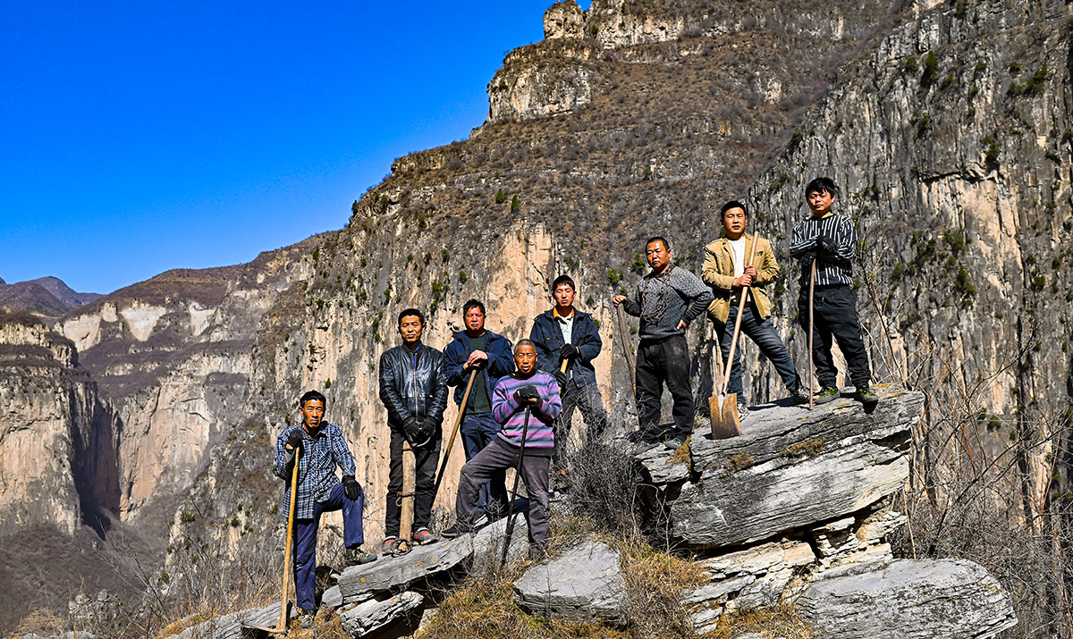 太行山村筑路人：一座山 一条路 一个梦