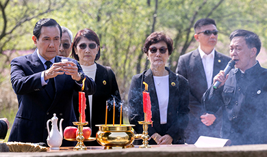 Cựu lãnh đạo Đài Loan Mã Anh Cửu cùng người nhà đến Hồ Nam viếng mộ tổ tiên