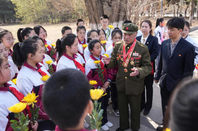 忆亲人、祭先烈、踏青游——全国多地清朗过清明